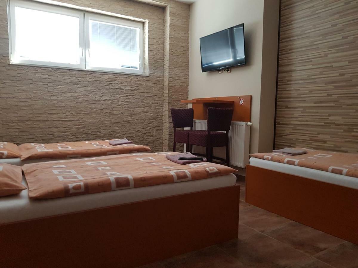Penzion Hudebka Louny Bagian luar foto