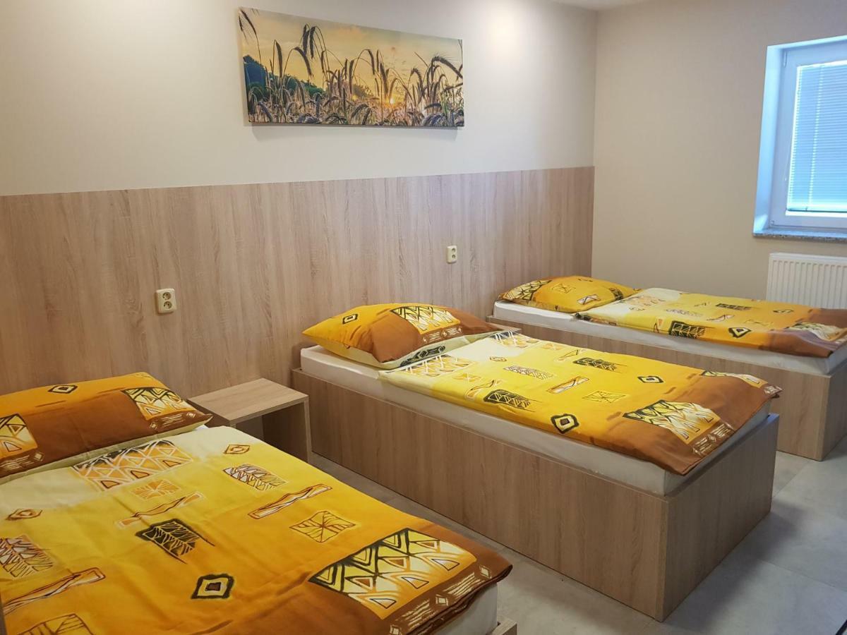 Penzion Hudebka Louny Bagian luar foto