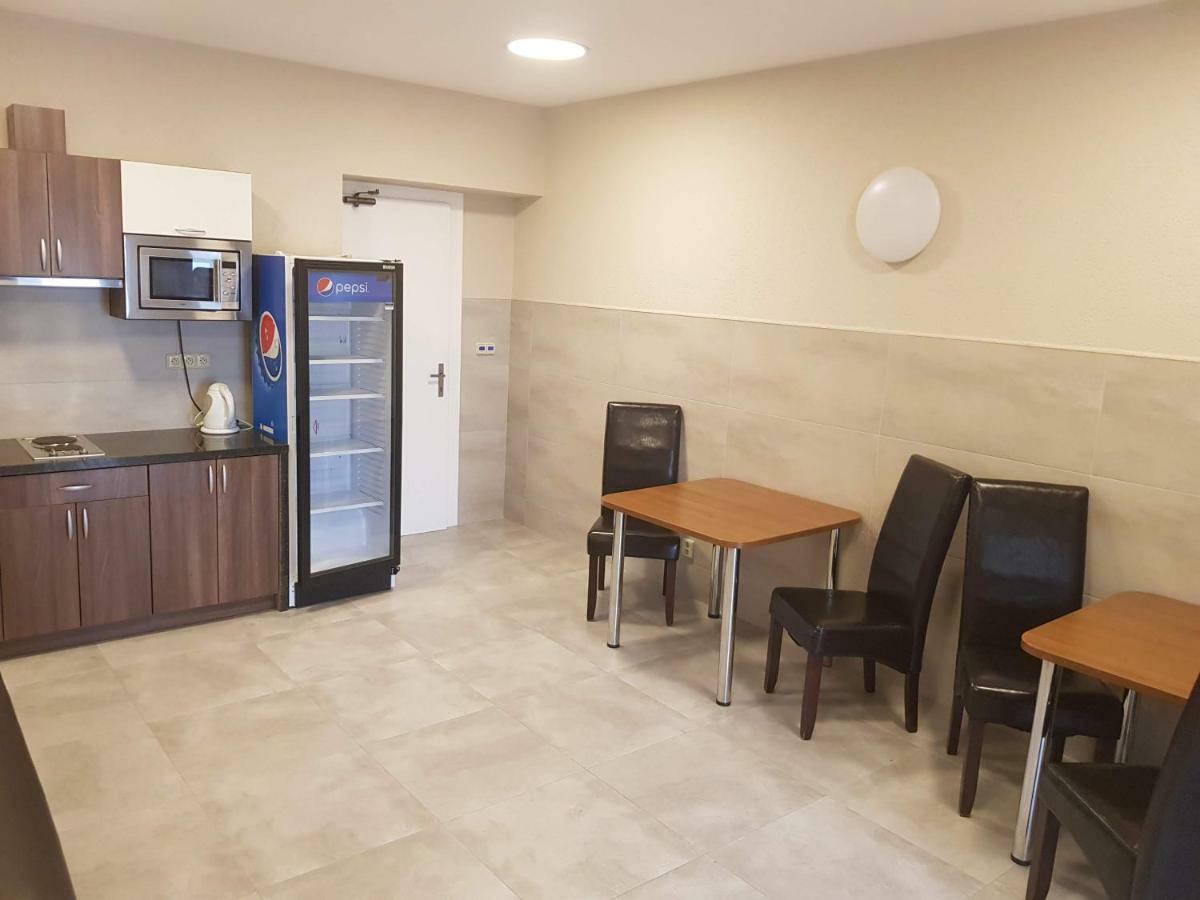 Penzion Hudebka Louny Bagian luar foto